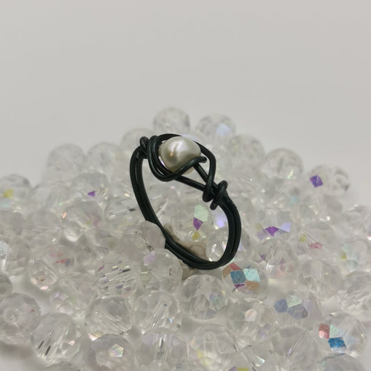 Simple pearl ring